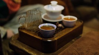 Kapatın. Çay demlemek için gaiwan. Çin çay töreni.