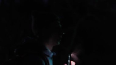 Gece ormanda bir adam fenerle bir çıkış yolu ararken kayboldu. Etrafına endişeyle bakıyor. Karanlık, soğuk hava ve hafif yağmurla çevrili..