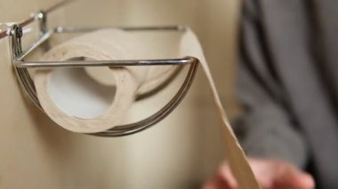 Tuvalette çarşaf çeken biri olarak dönen bir tuvalet kağıdı samimi bir banyo ortamındaki günlük aktiviteyi vurgular..