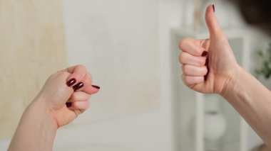 Nörolojik jimnastik. Beyin jimnastiği, basit beyin geliştirme egzersizleri. Beyin eğitimi için baş parmak ve serçe parmak hareketleriyle nörojimnastikte ellerinizi yakın tutun..