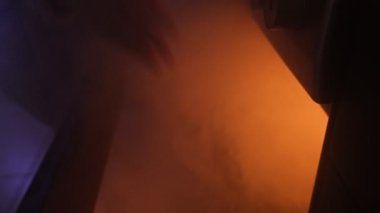 Fırından çıkan yoğun dumanın içinde çılgınca el sallayan bir çift el mutfaktaki yangın tehlikesini işaret ediyor..