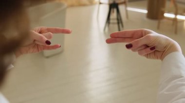 Nörolojik jimnastik. Beyin jimnastiği, basit beyin geliştirme egzersizleri. Beyin eğitimi için baş parmak ve serçe parmak hareketleriyle nörojimnastikte ellerinizi yakın tutun..