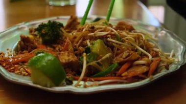 Geleneksel Tayland yemekleri. Pad Thai, kuru erişte, sokak yemeği, Tayland yemeği tarzı.