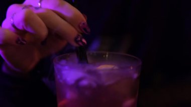 Barda sunulan Smoky Cocktail 'in yakın çekimi. Dramatik Duman Efektli Lüks Kokteyl