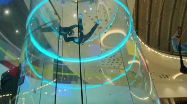 27 Mayıs 2025 'te Ukrayna' nın başkenti Kyiv 'de bulunan alışveriş merkezindeki dikey rüzgar tünelinde kapalı hava dalışı eğitmeni eğitimi katılımcısı.