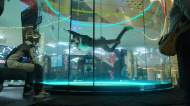 27 Mayıs 2025 'te Ukrayna' nın başkenti Kyiv 'de bulunan alışveriş merkezindeki dikey rüzgar tünelinde kapalı hava dalışı eğitmeni eğitimi katılımcısı.