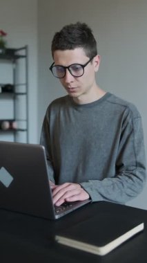 Dikey. Hevesli, çekici, beyaz bir adam dizüstü bilgisayar kullanıyor ve ofis işine başlıyor. Serbest çalışan beyaz erkek yeni dijital proje geliştiriyor. Geceleri internette çalışan gençler