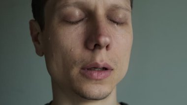 Genç Adam Ağlama Kapanışı. Zihinsel sorunlar, ailede ölümle mücadele, yalnızlık. Depresyon, anksiyete ya da diğer tedavi edilebilir hastalıklardan muzdarip erkek.