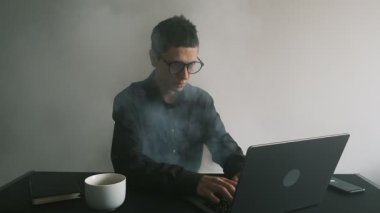 Son teslim tarihi baskısı. Dizüstü bilgisayarındaki stresli adam projenin son teslim tarihinin baskısını hissediyor. Bitkin düşmek. Ofis çalışanı çoklu görevle boğuşuyor.