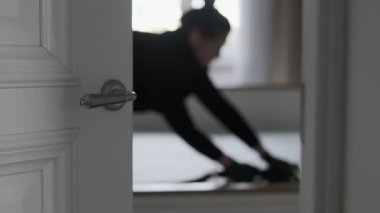 Evdeki Derin Temizlik Profesyonel Temizlik Makinesi Kullanımı. Ev hanımı rahat yatak odasında Buharlı Yatak Temizliği yapıyor. Gerçekçi Ev Temizliği