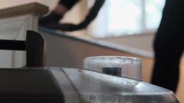 Yatak odasındaki profesyonel yatak temizliği sırasında ön planda sprey temizleme makinesi var. Modern ev temizliği. Yatak çıkarma aracıyla sterilize ediliyor