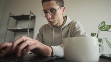 Geceleri evde çalışan serbest programcı, bilgisayara kod yazma, hackleme web sitesi