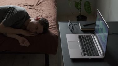 Ev ofis ortamında serbest çalışmanın, iş hayatında dengesizliğin ve duygusal yorgunluğun gerçekçi bir tasviri..