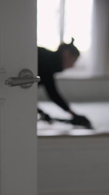 Evdeki Derin Temizlik Profesyonel Temizlik Makinesi Kullanımı. Ev hanımı rahat yatak odasında Buharlı Yatak Temizliği yapıyor. Gerçekçi Ev Temizliği