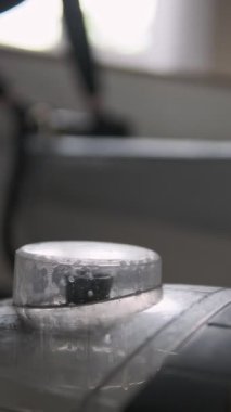 Yatak odasındaki profesyonel yatak temizliği sırasında ön planda sprey temizleme makinesi var. Modern ev temizliği. Yatak çıkarma aracıyla sterilize ediliyor