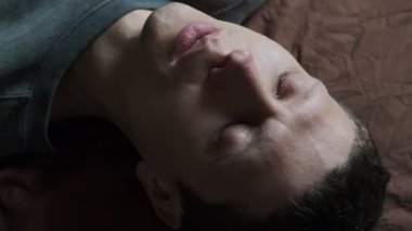 Yakından ağlayan bir adam. Gözyaşı döken duygusal bir adamın portresi. Umutsuzluk kavramı. Gözyaşı damlalı gözler