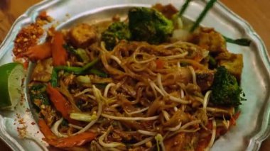 Geleneksel Tayland yemekleri. Pad Thai, kuru erişte, sokak yemeği, Tayland yemeği tarzı.