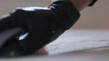 Kapalı fırça yatak yüzeyini temizler, titiz bir temizlik ve hijyen sağlar. Günlük ev ortamında gerçekçi yatak temizliği