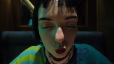 Neşeli genç kadın boş anın tadını çıkarıyor. Geniş açı, yakın çekim, gevşemiş ruh hali ve tasasız ifade.