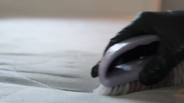 Yatak lekesini fırçalamak, kadın ellerini sabun ve fırçayla kaplamak. Hijyen, leke çıkarma ve ev temizliği üzerine odaklı gerçekçi ev temizliği kavramı.