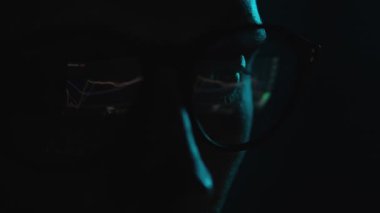 Kripto Tüccarı Bilgisayar Ekranında İzlerken Çevrimiçi Borsa Ticareti Veri Grafiği Çizelgesini Gözlük Yüzeyi Yansıması ile analiz ederken, kopyalama alanı ile kapatın. Asgari siyah arkaplan.