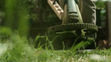 Güneşli bir günde bahçe işlerini bitirmek için budayacağım. Gerçekçi çim biçme sahnesi