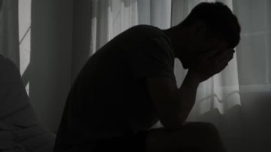 Üzüntü ve pişmanlık genç adamı bunaltır.