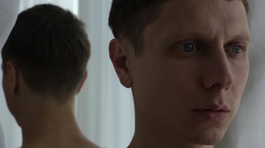 İnsan aynaya dönüp kendi yansımasından kaçınır. İç gerçeklik, inkar ve duygusal çatışma ile sembolik mücadele