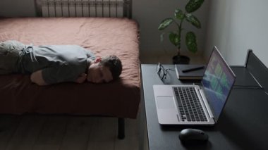 Ev ofis ortamında serbest çalışmanın, iş hayatında dengesizliğin ve duygusal yorgunluğun gerçekçi bir tasviri..