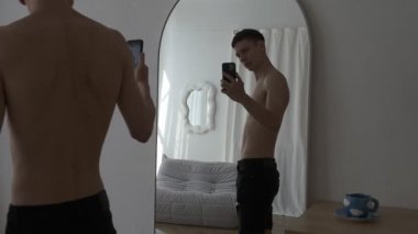 Adam aynada kendini kaydediyor, yansımasına hayran. Modern narsisizm ve kendini sevme kavramı