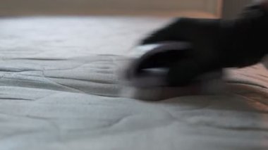 Yatak lekesini fırçalamak, kadın ellerini sabun ve fırçayla kaplamak. Hijyen, leke çıkarma ve ev temizliği üzerine odaklı gerçekçi ev temizliği kavramı.