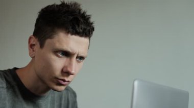 Ofis sendromu konsepti. Bilgisayarla uğraştıktan sonra başı ağrıyan yorgun genç adam. Stresli yetişkin iş adamı yorgunluktan muzdarip