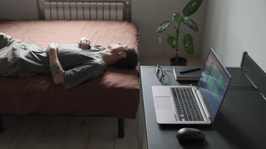 Ev ofis ortamında serbest çalışmanın, iş hayatında dengesizliğin ve duygusal yorgunluğun gerçekçi bir tasviri..