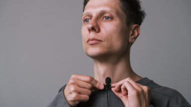 Adam lavalier mikrofona konuşuyor.