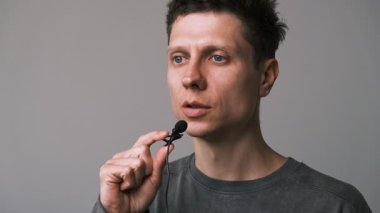 Adam lavalier mikrofona konuşuyor.