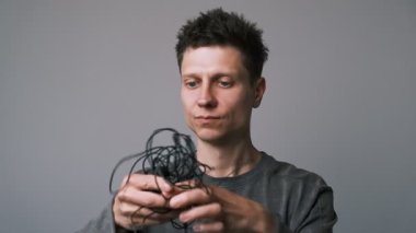 Genç adam kablosuz kablosuz kablosuz mikrofonla karışık mikrofonu takas ediyor. Vlog yazarları ve içerik yaratıcıları için modern güncelleme.