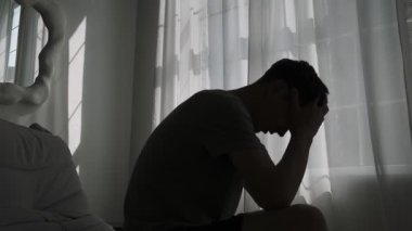 Sessizce, içimizdeki şeytanlarla yüzleşen bir adam akıl sağlığı sorunları ve intihara meyilli düşüncelerle yüzleşiyor..