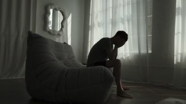 Yangınlar ve depresyonlar sert vurdu. Yalnız adam sessizce oturur, iç basınç ve korkuyla felç olur..