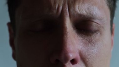 Ağlayan adamın Gözünde yaşlarla yakın çekim