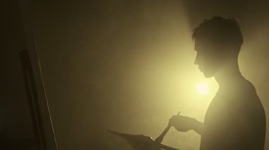 Sanatçı stüdyosunda resim üzerinde çalışıyor. Hobiler konsepti