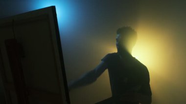 Sanatçı, resim yoluyla derin duyguları bir iyileşme biçimi olarak açığa vurur. Sanat terapisi güçlü bir psikolojik uygulama.