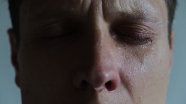 Ağlayan adamın Gözünde yaşlarla yakın çekim