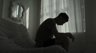 Sessizce, içimizdeki şeytanlarla yüzleşen bir adam akıl sağlığı sorunları ve intihara meyilli düşüncelerle yüzleşiyor..