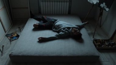 Sanatsal alanda yalnız hayal kırıklığına uğramış ressam, zavallı ve mutsuz, hayatta kaybolmuş.