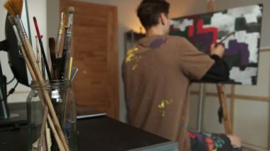 Freelancer bilgisayar işine ara veriyor ve evde kişisel sanat eserleri çizmeye başlıyor.