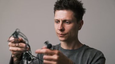 Karışık mikrofon kabloları kablosuz ya da bluetooth mikrofonuna geçiş zamanını gösteriyor. Ev günlüğü kurulum hüsranı