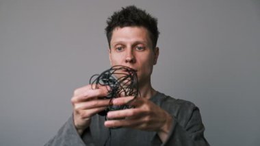 Kablolu Lav Mic, Kablosuz Bluetooth Mic 'e karşı. Adam karmaşık kablo mikrofonuyla boğuşuyor, sonra bluetooth mikrofonuna geçiyor ve kolayca ve tatmin edici bir şekilde kaydetmeye başlıyor..