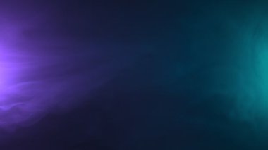 İki Kozmik Yeşil ve Mor Duman Enerjisi Siyah Arkaplanda Yavaş Hareket Ediyor.