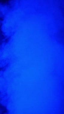 Yukarı doğru yükselen dinamik mavi duman video tasarım projeleri dikey video için soyut gerçek duman arkaplanı oluşturur