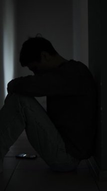 Ayrılıktan sonra kalp kırıklığı. Yatakta yatan genç adam eski kız arkadaşına mesaj atmak istiyor ama tereddüt ediyor ve telefonu bir kenara bırakıp üzüntü ve yalnızlık hissediyor..